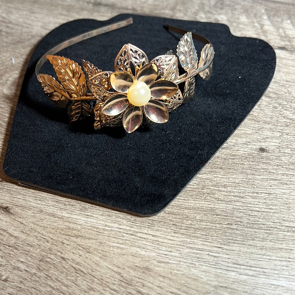 Beautifully detailed leaf and flower headband  Color is gold